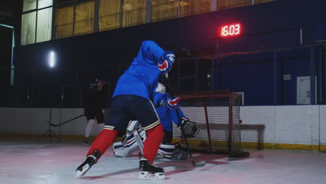 Der-Professionelle-Eishockey-Stürmer-Schlägt-Den-Verteidiger-Technisch-Und-Geht-Schnell-Zum-Eishockey-Tor.